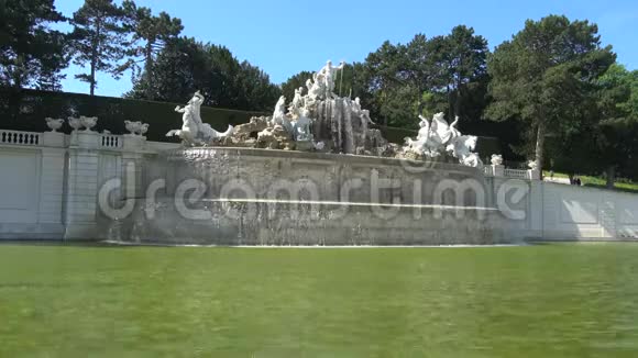 喷泉海王星特写晴天四月天奥地利维也纳SchonbrunnPark视频的预览图