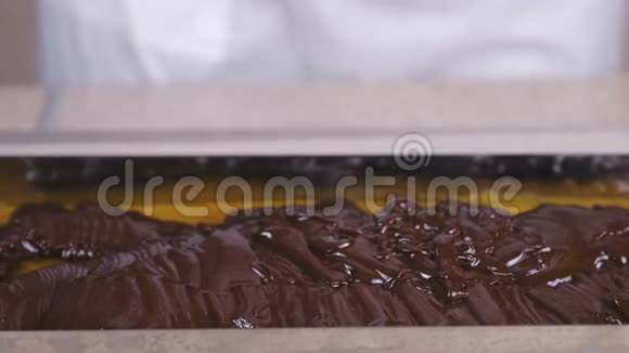 糖果填充的准备杏酱上的液体巧克力视频的预览图