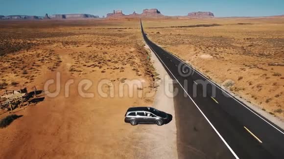 Drun跟随银色小型货车在亚利桑那州的纪念碑谷沿标志性的美国沙漠公路行驶视频的预览图