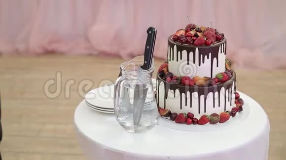 婚礼蛋糕在切前视频的预览图