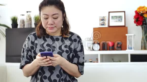 亚洲女人在家里用手机感到眼睛疼视频的预览图