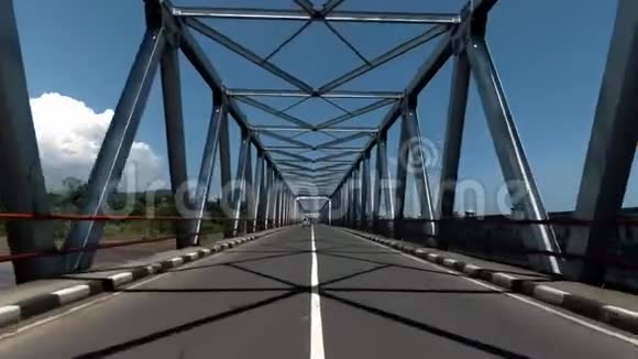桥梁上方支撑钢结构特写视频的预览图
