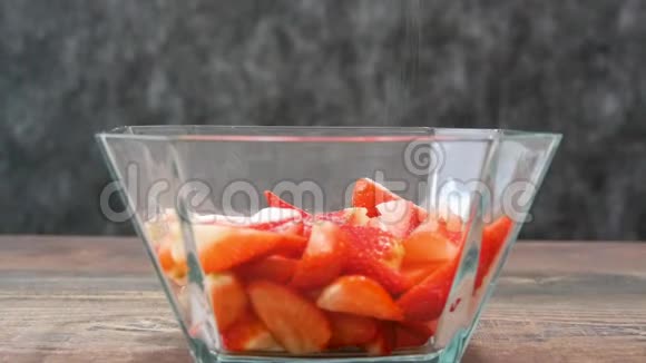 慢镜头夹新鲜草莓撒糖粉视频的预览图