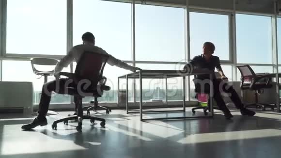 办公室工作人员在椅子上开车去找同事视频的预览图