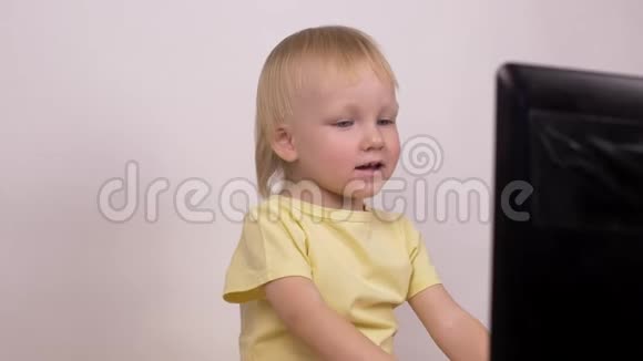 小白种人金发女孩看着电脑笔记本电脑情绪激动地拍了拍手特写镜头视频的预览图