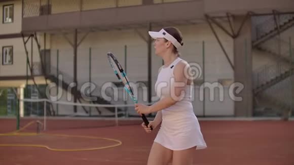 网球运动员到达击球手女网球运动员伸手在球场上打网球视频的预览图