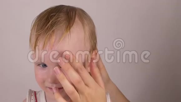 母亲给她的小白种人女儿的额头上留下了一道伤疤并用一种抗过敏和过敏的治疗霜视频的预览图