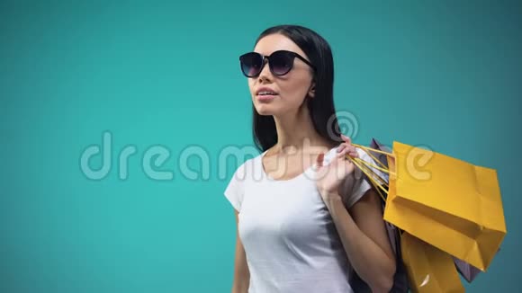 令人兴奋的亚洲女士在看促销和折扣购物的陈列柜视频的预览图
