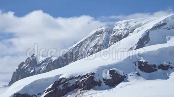 阳光明媚的一天高加索雪山的影像全景视频的预览图