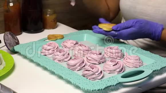 做棉花糖三明治的女人将棉花糖应用于饼干饼干和托盘上视频的预览图