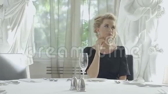年轻的金发女郎在豪华餐厅餐桌上挑选葡萄酒视频的预览图