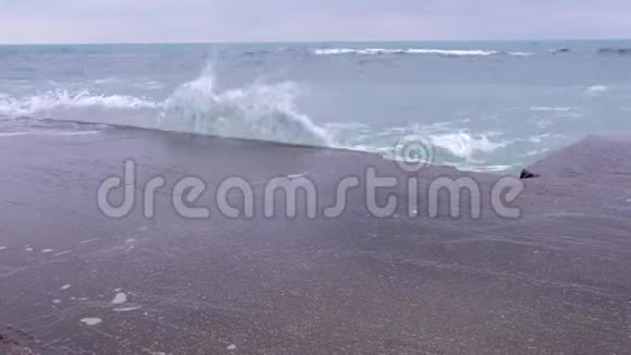 强烈的风浪拍打着海滨的防波堤美丽的水花飞溅视频的预览图