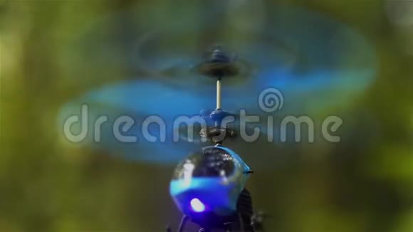 RC直升机蓝色在空中盘旋HD1920x1080视频的预览图