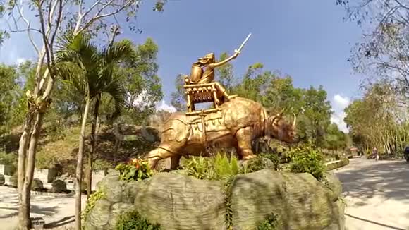 越南庞古瀑布附近的雕像离达拉特市不远的地方估计有50公里达拉特越南视频的预览图