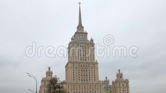 位于俄罗斯莫斯科的苏联式高层建筑视频的预览图