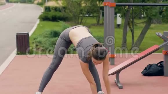 健身女子训练斜坡练习夏季运动场室外视频的预览图