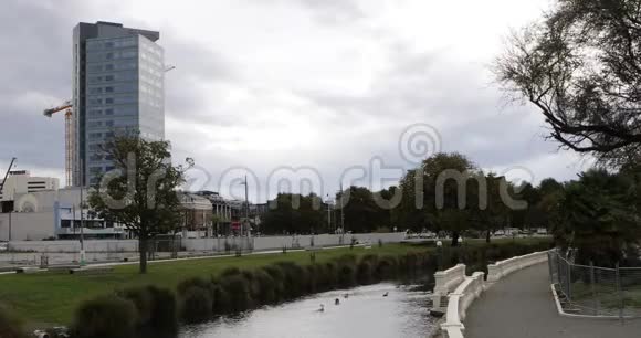 新西兰克赖斯特彻奇市中心的河景视频的预览图