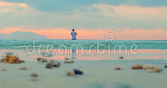 美丽的日落在热带的背景下渔民谁在海上旋转渔民捕鱼视频的预览图