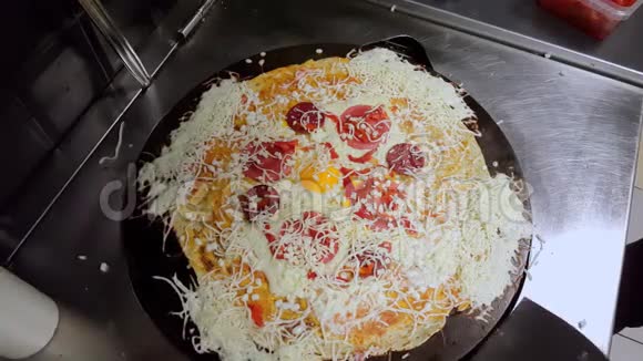 用奶酪土耳其雪松和鸡蛋煮绉饼视频的预览图