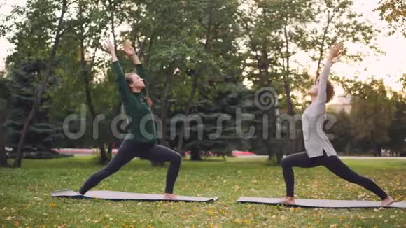 漂亮的女人时髦的运动服装是在户外训练做瑜伽享受运动新鲜空气和温暖的秋天视频的预览图