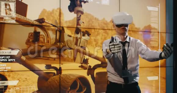 使用VR耳机和外骨骼手套的技术员视频的预览图