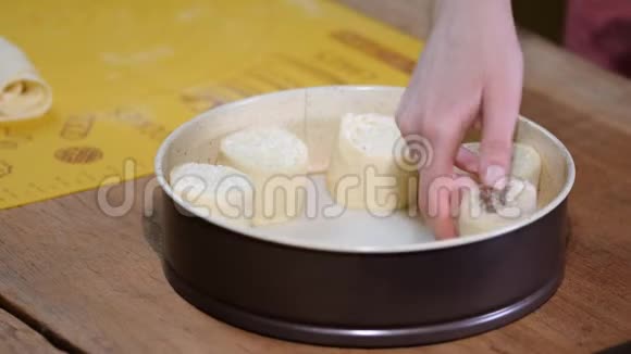 女面包师把面包放在烤盘上关门视频的预览图