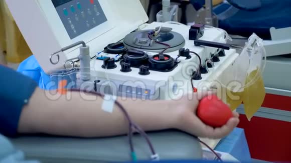 输血机从捐献者那里收集血浆视频的预览图