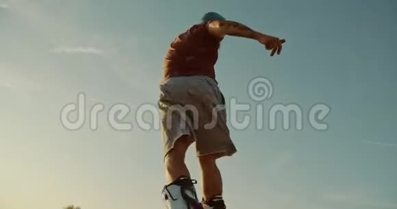 太阳落山时的前冲浪者跳跃视频的预览图