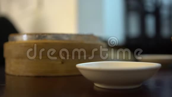 4K在餐馆里用筷子吃饺子传统的中国菜视频的预览图