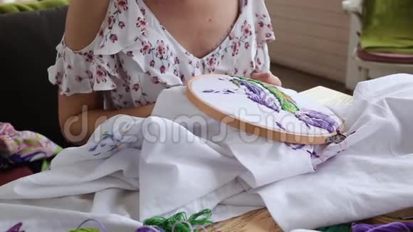 年轻的女性用针缝针线活刺绣爱好特写视频的预览图