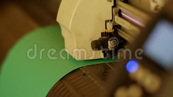 光绿色橡胶带或带在机械装置下运行的宏观视图视频的预览图