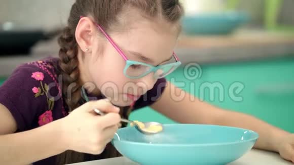 饥饿的女孩面对吃玉米片和牛奶丰盛的早餐视频的预览图