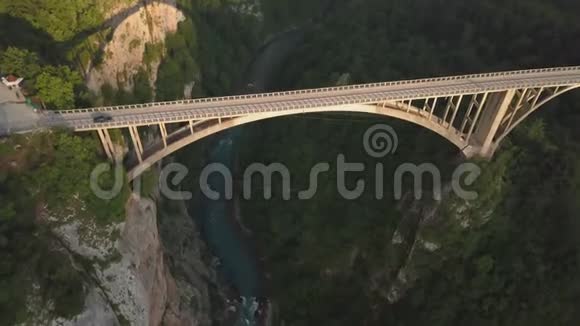 在黑山北部的塔拉河上的Djurdjevic桥空中镜头视频的预览图
