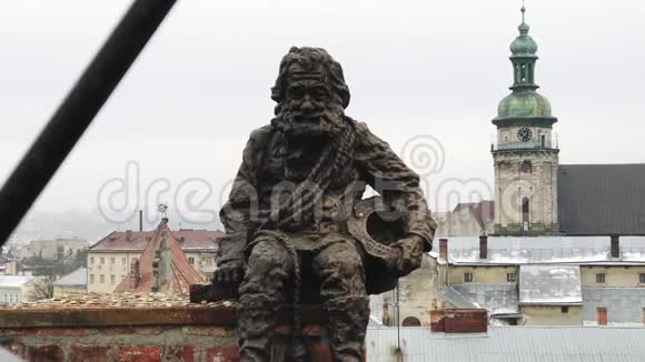 利沃夫乌克兰雕像冬天旧城镇的屋顶视频的预览图