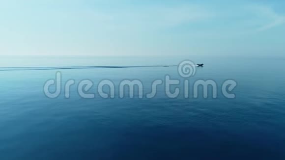 海背景带着帆船在开阔的海面上飞过绿松平静的水面视频的预览图