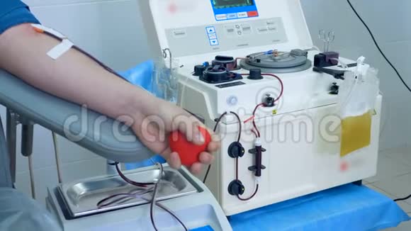 捐献者在一个特殊的中心进行输血视频的预览图