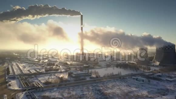上观大型发电厂蒸汽烟云隐藏太阳射线视频的预览图