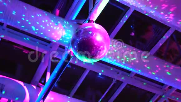 迪斯科球在夜总会的天花板下旋转视频的预览图