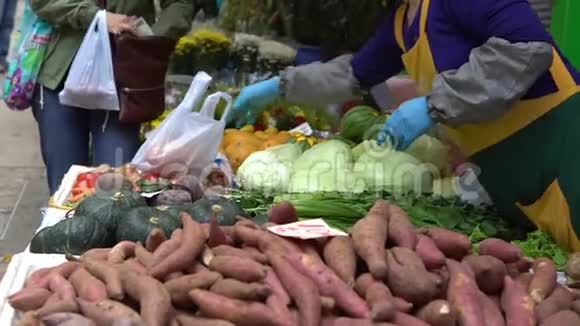 4K人在香港小街街市买卖蔬菜及水果视频的预览图