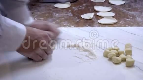 4K团队厨师在用肉馅之前先把面团擀成饺子视频的预览图