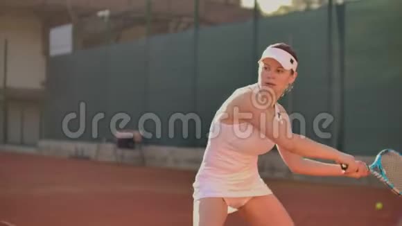 网球运动员伸手击球女网球运动员伸手在球场上打网球视频的预览图