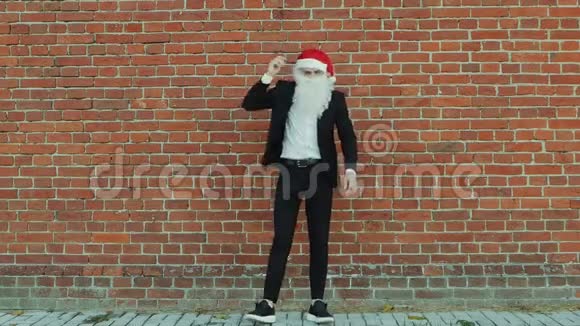 像圣诞老人一样的人扔掉了他的白胡子和红帽子圣诞快乐和2019年新年红砖墙就像视频的预览图