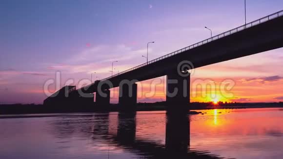 傍晚时分通过泽雅河的大桥视频的预览图
