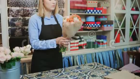 女人花店做花束视频的预览图