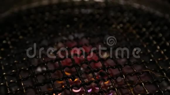 在一家中国餐馆的煤气烤架上烤出的新鲜蛤蜊视频的预览图