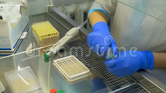 一名护士在一个实验室里使用测试设备捐赠中心视频的预览图