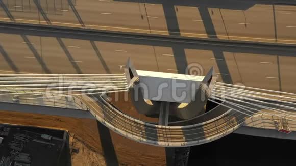 在阳光明媚的早晨在圣彼得堡的贝当古大桥上飞行令人惊叹视频的预览图