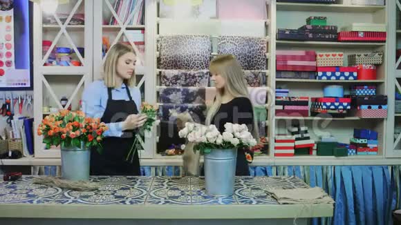 女人花店做花束视频的预览图