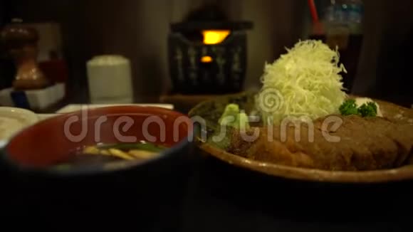 4K香炒酥牛肉久配米佐日本餐馆视频的预览图
