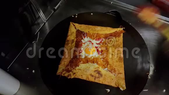 用奶酪土耳其雪松和鸡蛋煮绉饼视频的预览图